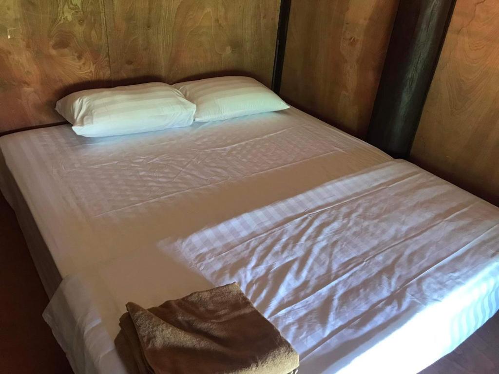 - un petit lit dans une petite pièce dans une tente dans l'établissement Bee lucky homestay cat ba Island, à Xuan Dam