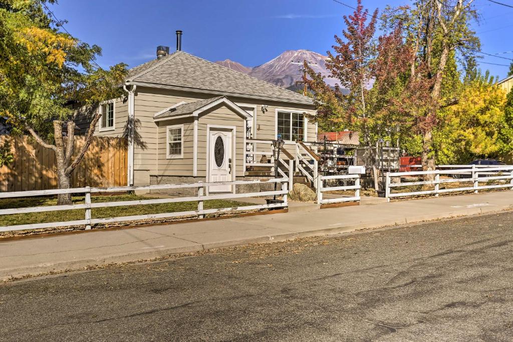 Vacation Home PetFriendly Mount Shasta Home with Hot Tub!, CA