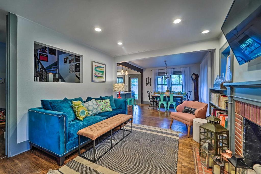 un soggiorno con divano blu e camino di Renovated Lubbock Home - Walk to Texas Tech! a Lubbock
