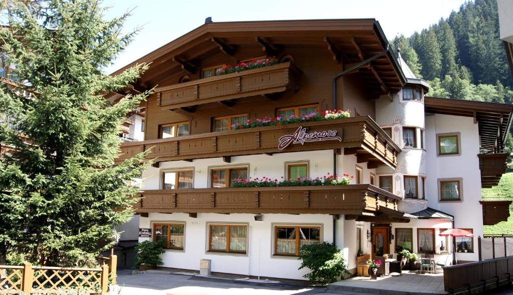ein Gebäude mit Blumenkästen auf den Balkonen in der Unterkunft Alpenrose Tux in Tux