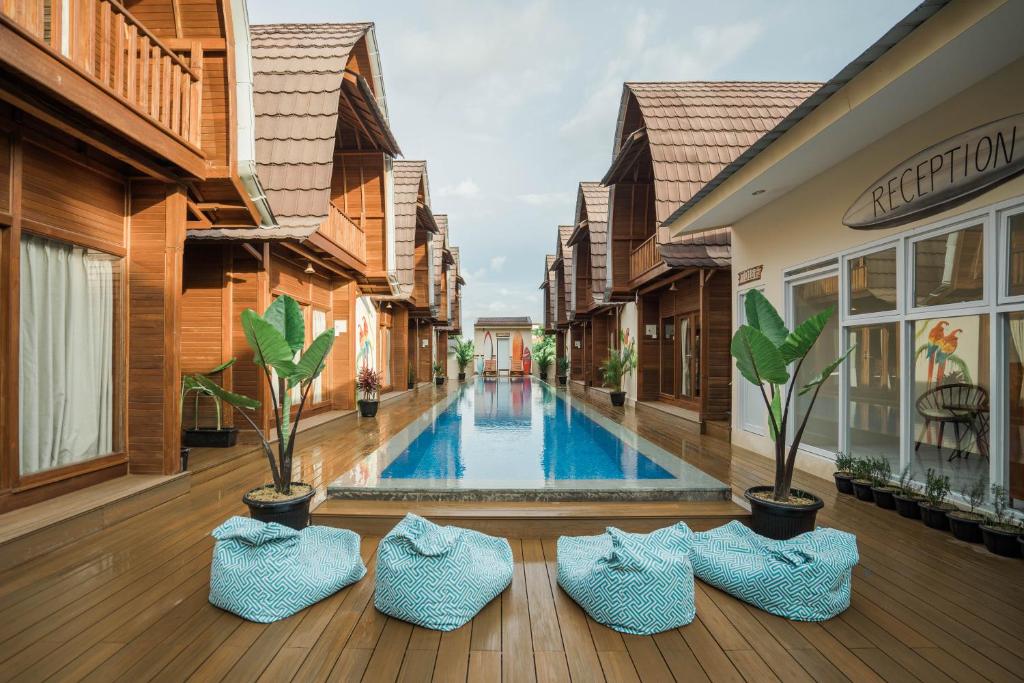 a courtyard with a swimming pool in a house at Andi Beach House in Canggu