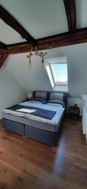 um quarto com uma cama grande num quarto em FeWo Rohleder de 130m mit Garten 6Pers 2Bad em Cottbus