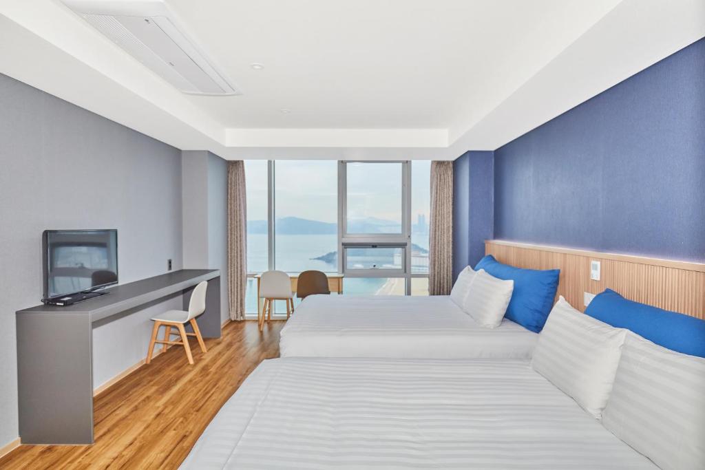 TV a/nebo společenská místnost v ubytování Kolon Seacloud Hotel
