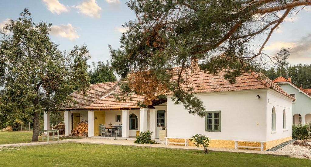 una casa blanca con patio en Nálunk, vidéken, en Ásványráró