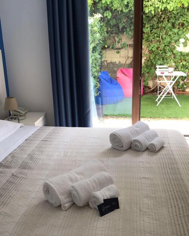 a group of towels sitting on top of a bed at Hotel Villa Sveva in Cagliari