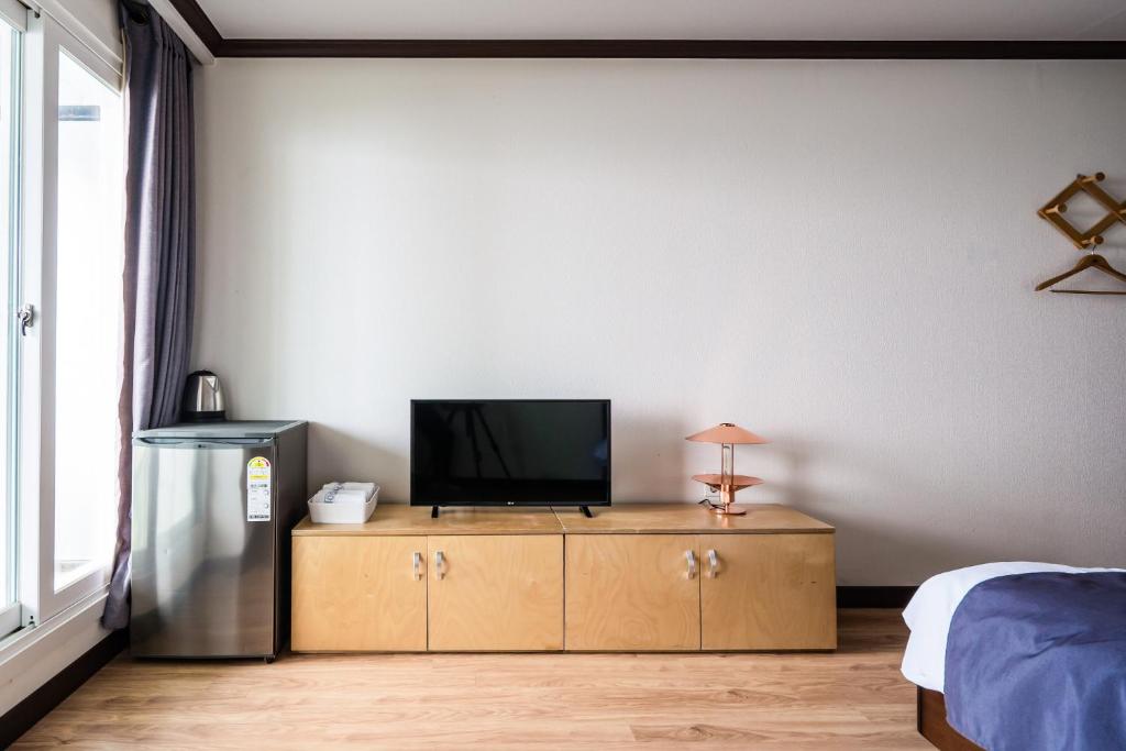 TV a/nebo společenská místnost v ubytování Cutie Pie Hotel