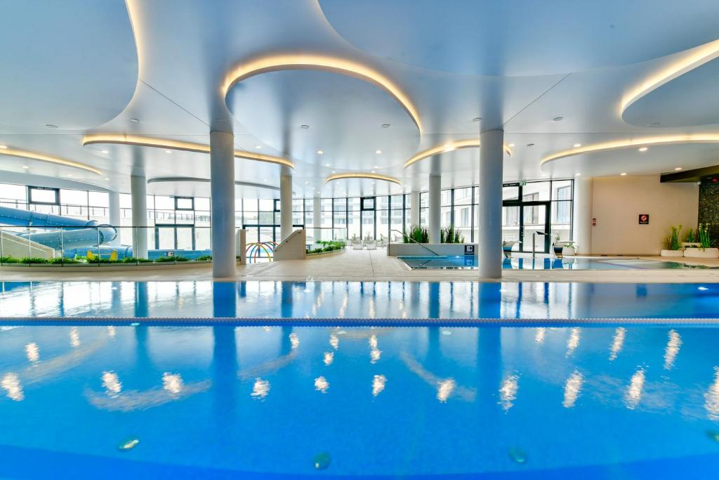 Bazén v ubytovaní POLANKI AQUA Apartamenty PREMIUM - w cenie nielimitowany dostęp do strefy Aqua alebo v jeho blízkosti
