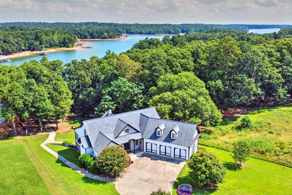 una vista aérea de una gran casa con un lago en Upscale Family Home with Dock on Lake Hartwell!, en Hartwell