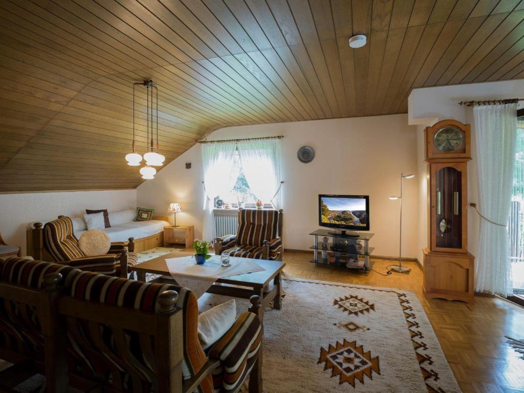 ein Wohnzimmer mit einem Sofa und einem Tisch in der Unterkunft Ferienwohnung Wilfried Schlor in Merzig