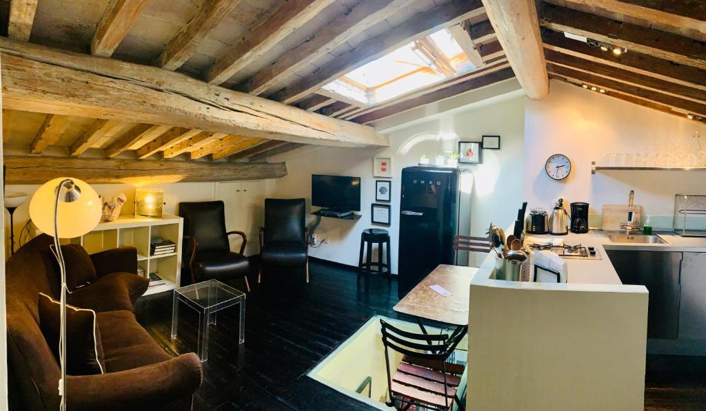 Kuchyňa alebo kuchynka v ubytovaní UFFIZI & SANTO SPIRITO Family/Groups Apartment