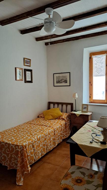 ピティリアーノにあるCasa dei Lavatoi Pitiglianoのベッドルーム1室(ベッド2台、シーリングファン付)