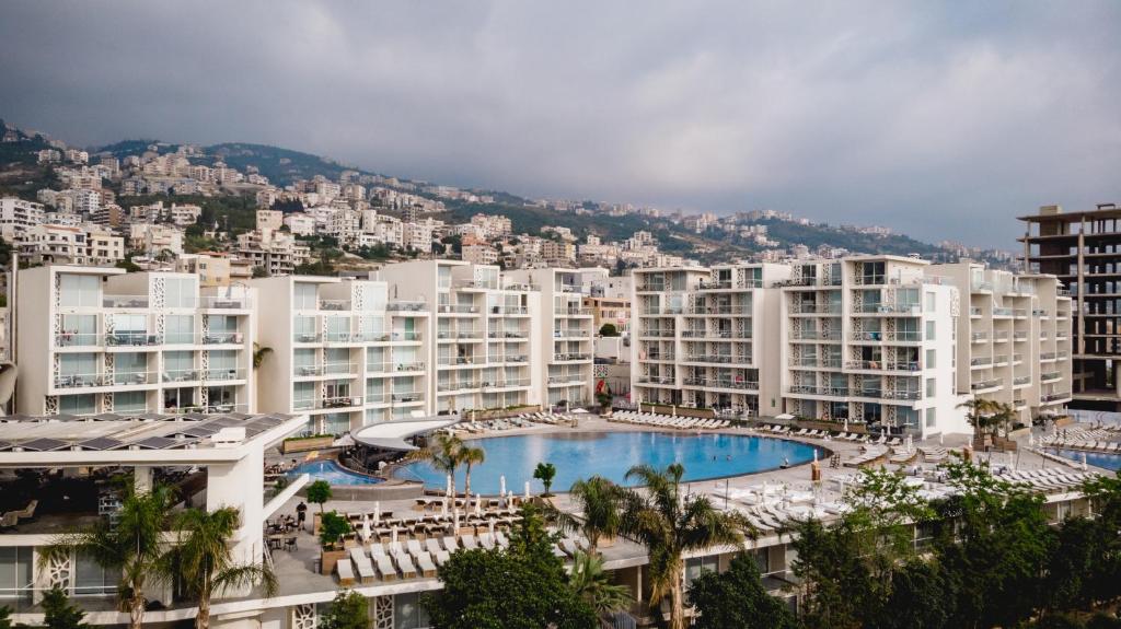 um grande complexo de apartamentos com piscina e edifícios em WhiteLace Resort em Jbeil