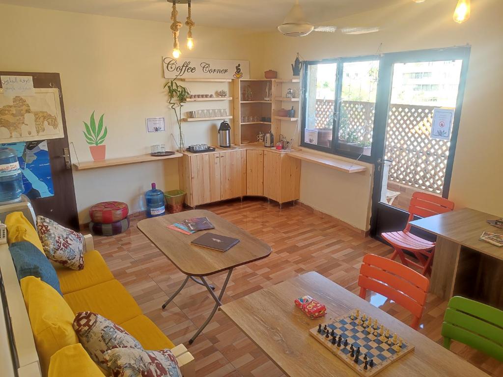 uma sala de estar com um sofá e uma mesa em Hakaia Community em Aqaba