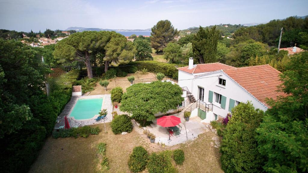 - une vue aérienne sur une maison avec une piscine dans l'établissement Villa Caprier, au Pradet