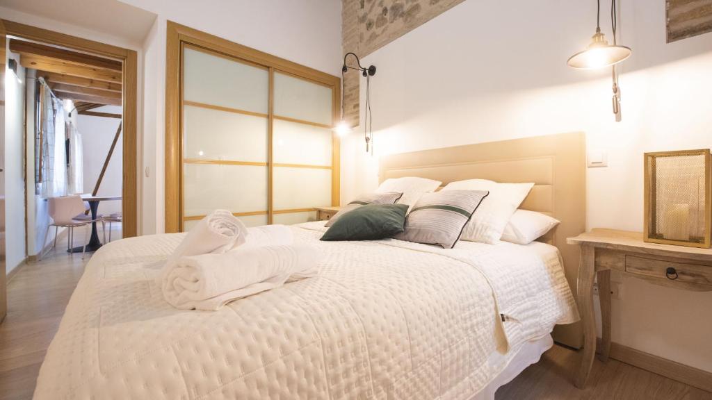 Postel nebo postele na pokoji v ubytování Madera y Piedra - Apartamentos Aloha Toledo