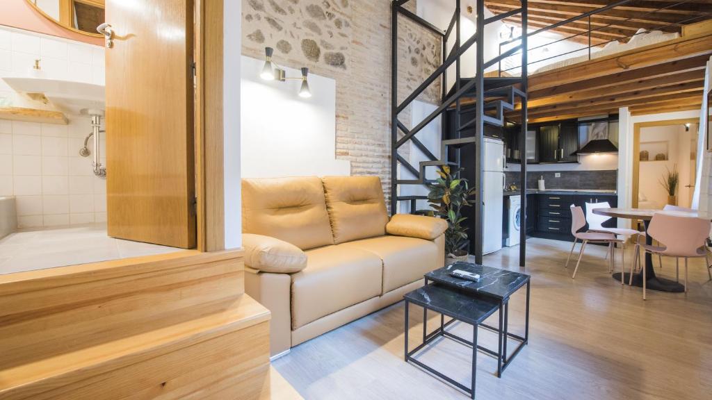 Posezení v ubytování Madera y Piedra - Apartamentos Aloha Toledo