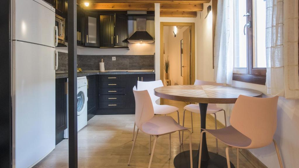 Kuchyň nebo kuchyňský kout v ubytování Madera y Piedra - Apartamentos Aloha Toledo