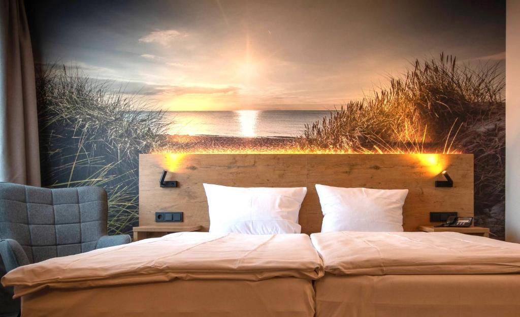 Postel nebo postele na pokoji v ubytování Hotel Stadt Aurich