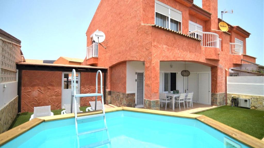 Villa con piscina frente a una casa en Villa Majorera Private Pool Corralejo By Holidays Home, en Corralejo