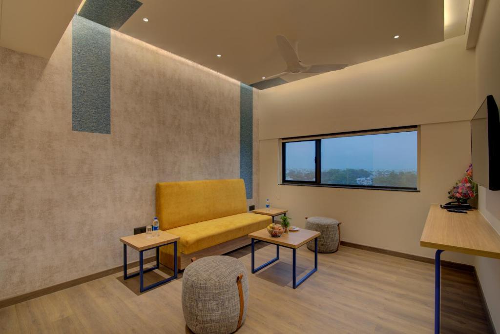 Posezení v ubytování 7 Apple Hotel Nashik