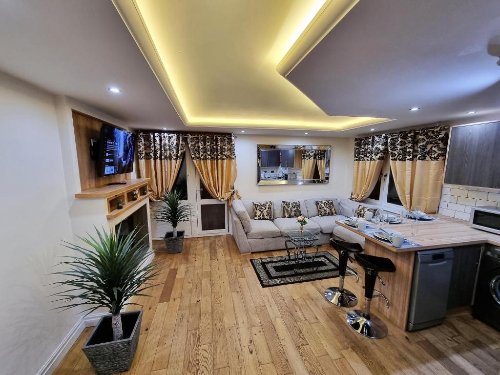 sala de estar con sofá y mesa en *F43NH* Setup for your most relaxed & Cosy stay + Free Parking + Free Fast WiFi *, en Belle Isle