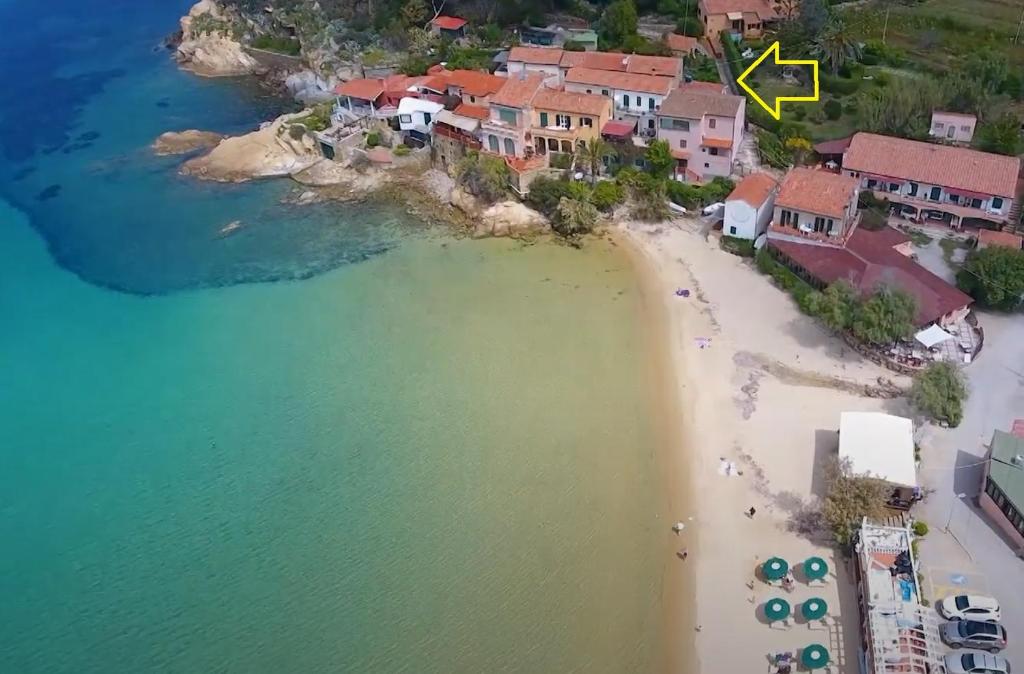 - une vue aérienne sur une plage avec des maisons et l'océan dans l'établissement Appartamenti Scaglieri, à Portoferraio