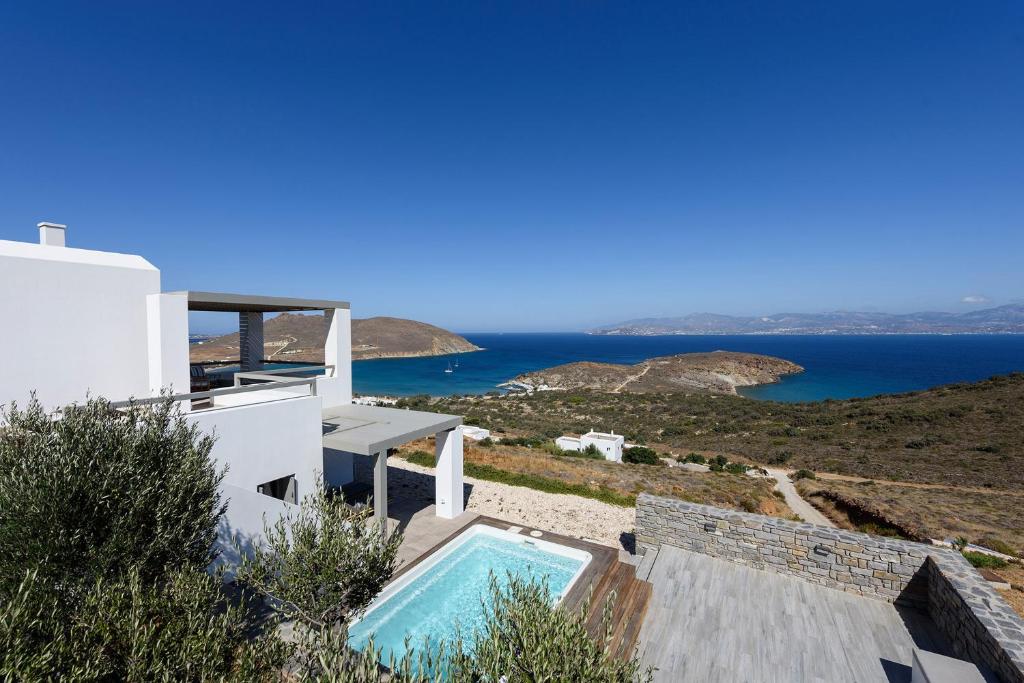 een villa met een zwembad en uitzicht op de oceaan bij Rising Sun - Natural Luxury near the beach, Paros in Molos Parou