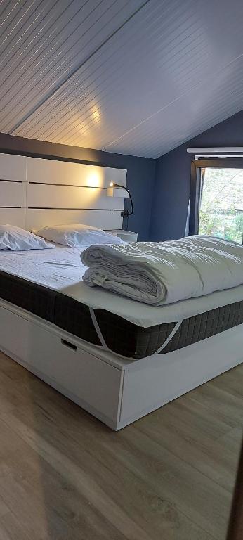 een groot bed in een kamer met bij Le Cerf1 in Bertogne