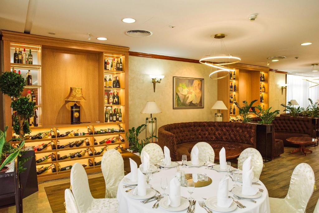a room with a table and chairs and a wine cellar at A Hoteli - Hotel Izvor in Arandelovac