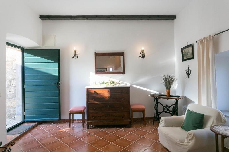 Posedenie v ubytovaní Rural villa Forest with private pool near Dubrovnik