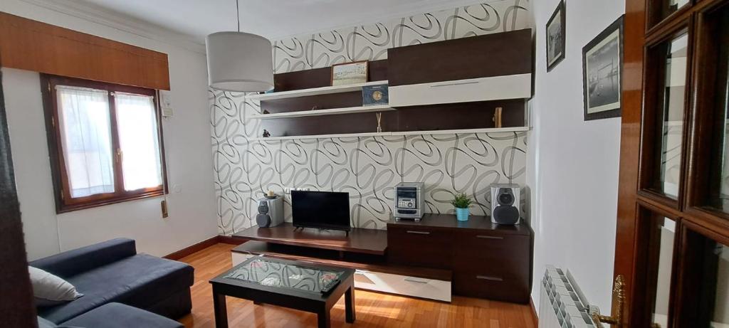 a living room with a desk and a couch at Apartamento Jarrillero in Portugalete