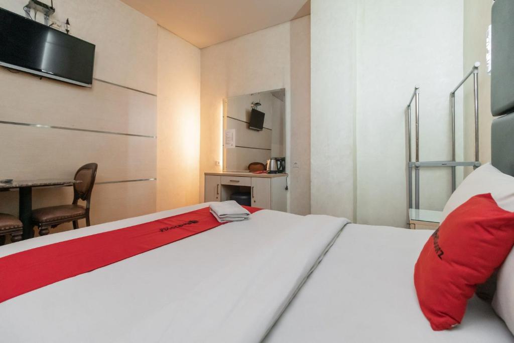 Postel nebo postele na pokoji v ubytování RedDoorz at Jalan Gunung Sahari