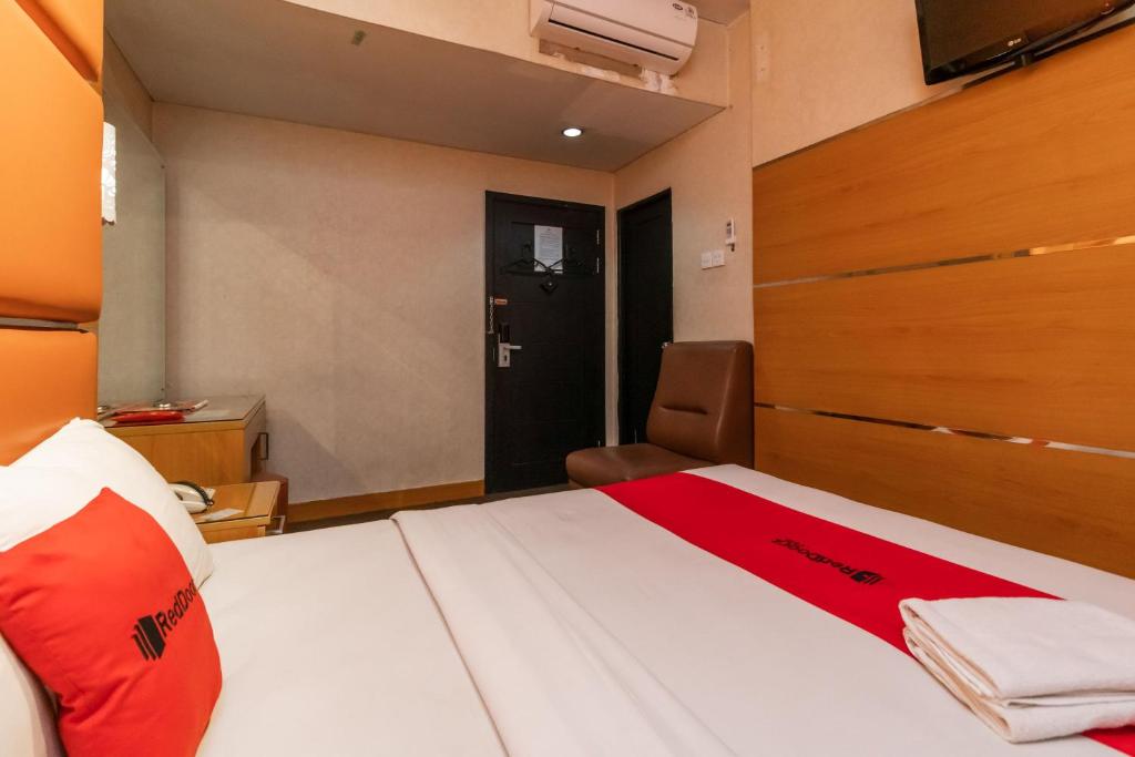 Postel nebo postele na pokoji v ubytování RedDoorz at Jalan Gunung Sahari