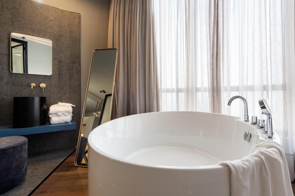 Muralla Sevilla Suites By Lola, Sevilla – Precios ...