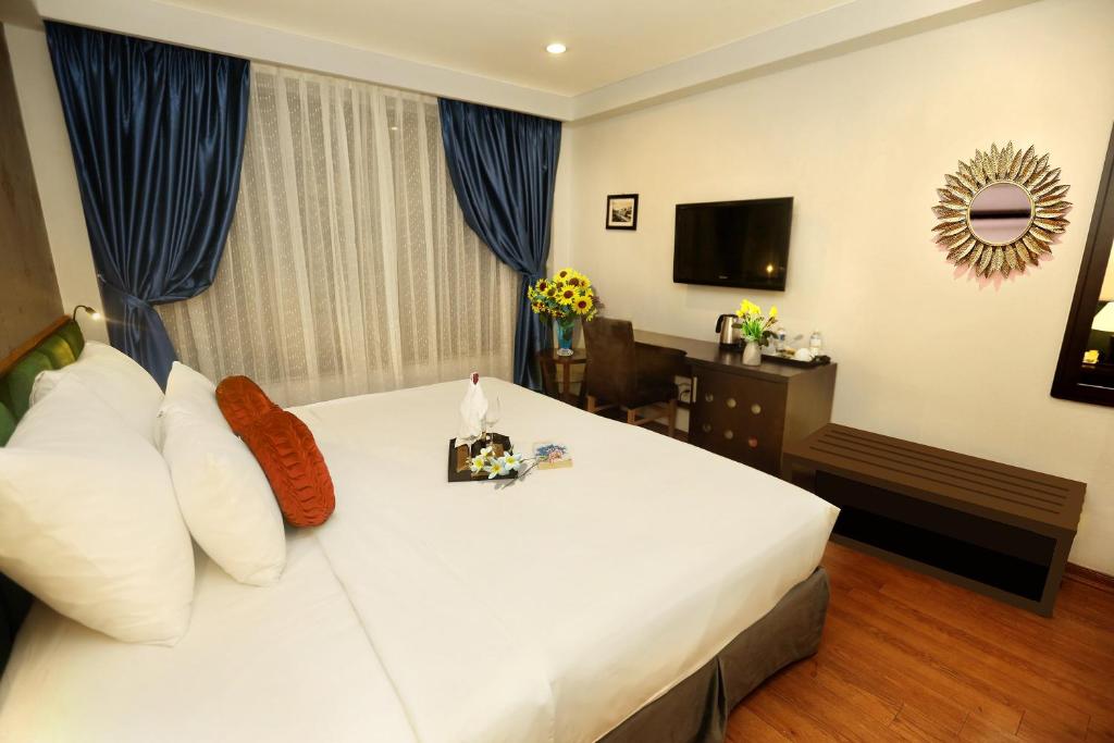 Postel nebo postele na pokoji v ubytování Aviary Hanoi Hotel & Travel