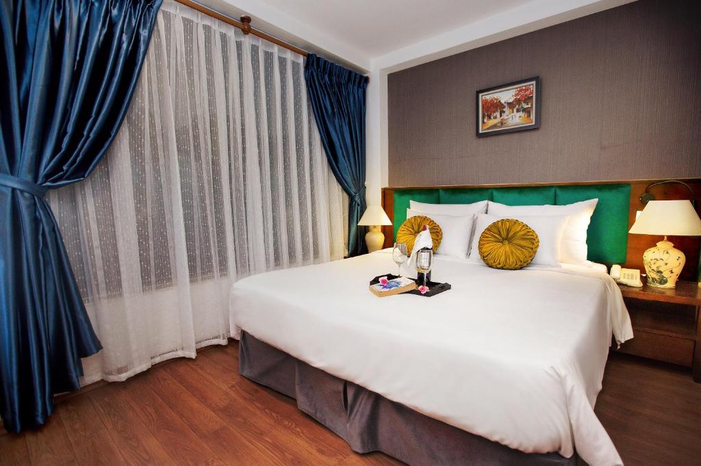 Postel nebo postele na pokoji v ubytování Aviary Hanoi Hotel & Travel