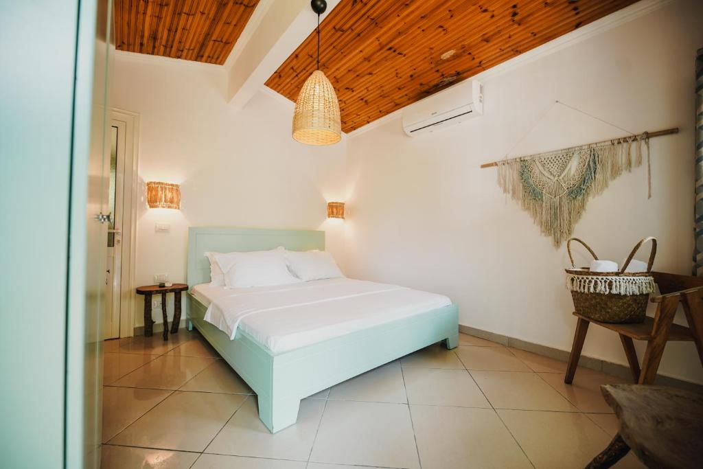 Postel nebo postele na pokoji v ubytování Drymades Bungalows Adults Only