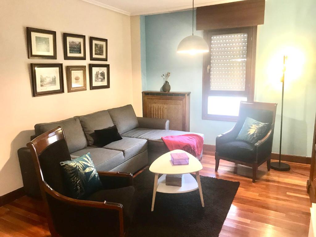 Posezení v ubytování Precioso apartamento vintage en el centro de Haro