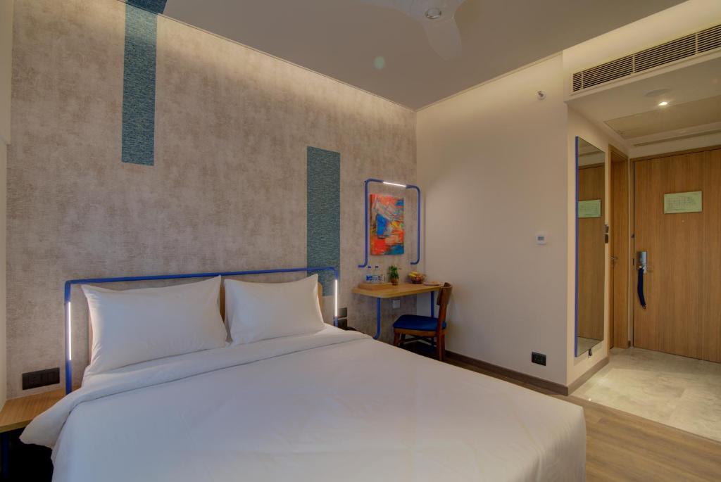 Postel nebo postele na pokoji v ubytování 7 Apple Hotel Nashik