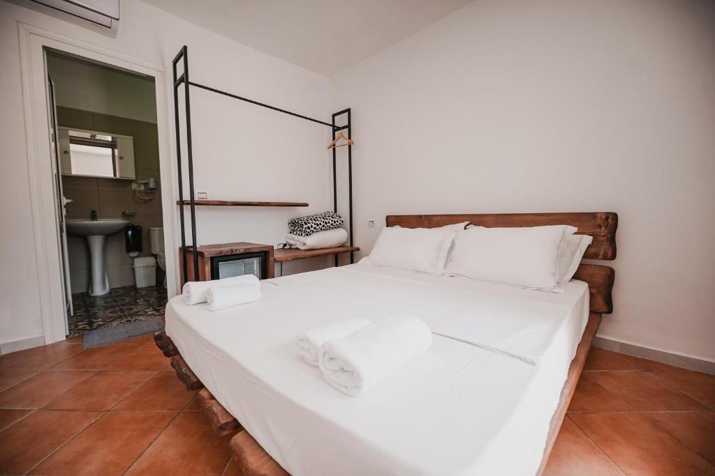 Postel nebo postele na pokoji v ubytování Drymades Bungalows Adults Only