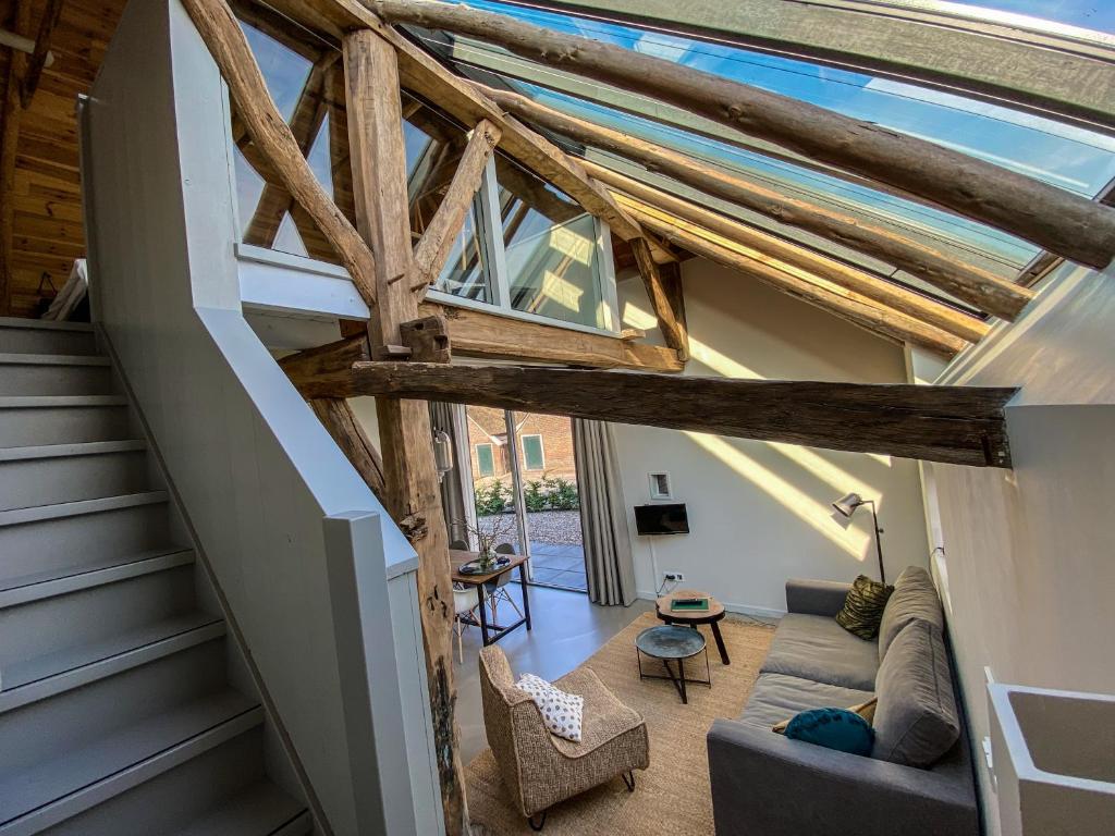 uma vista para uma sala de estar com um loft em Bissems Hofstede em Marle