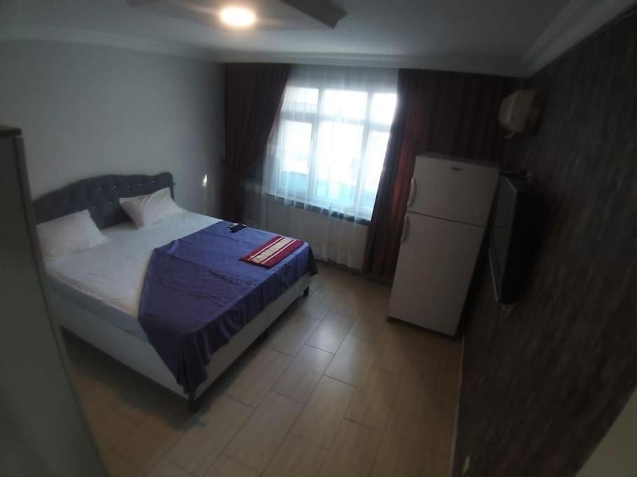 1 dormitorio con 1 cama y TV en Midtown Hotel Apartments 301 (2+1), en Estambul