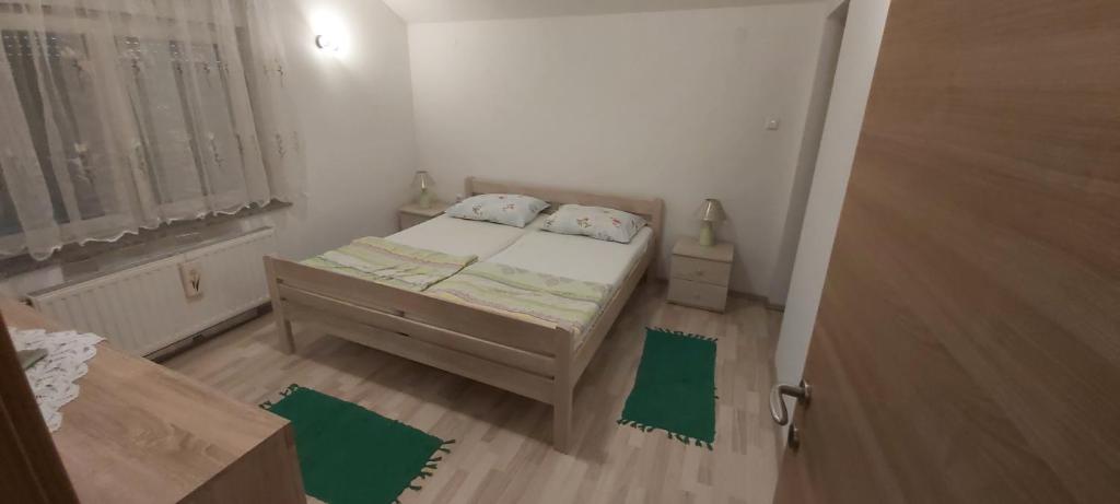- une petite chambre avec un lit et une fenêtre dans l'établissement APARTMENTS KRAPEC2, à Ježdovec