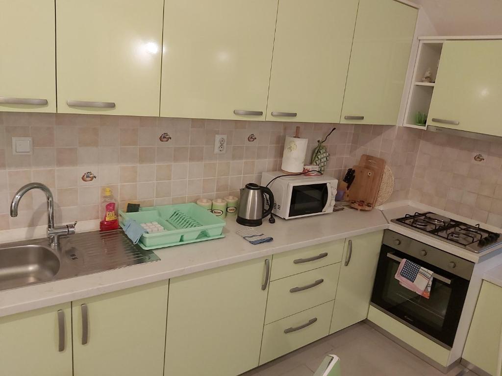 Kuchyňa alebo kuchynka v ubytovaní APARTMENTS KRAPEC2
