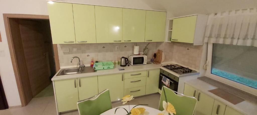 Kuchyňa alebo kuchynka v ubytovaní APARTMENTS KRAPEC2