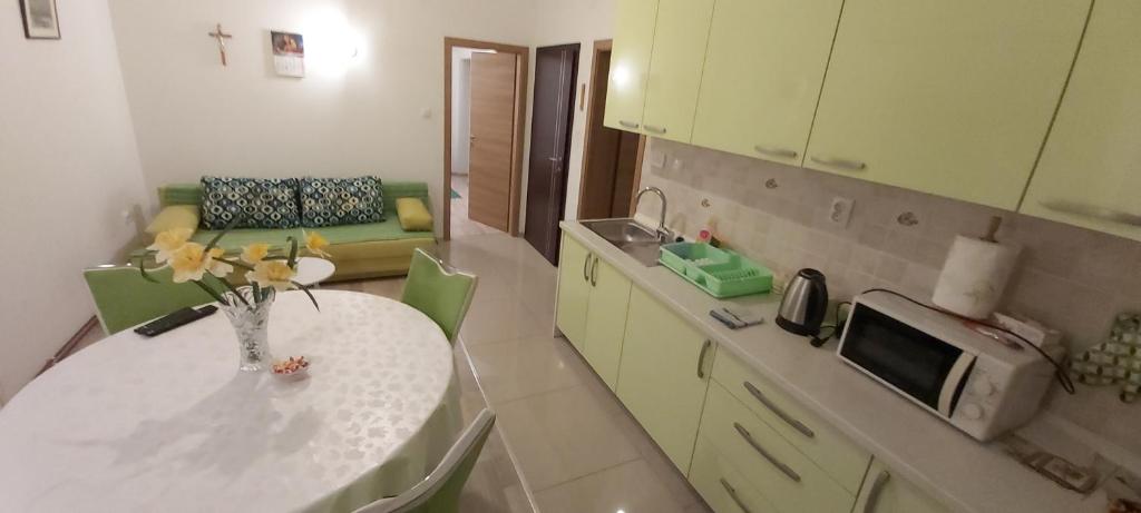 Kuchyňa alebo kuchynka v ubytovaní APARTMENTS KRAPEC2