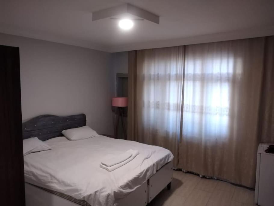 una camera con un letto bianco e una finestra di Midtown Hotel Apartments 103 (2+1) a Istanbul