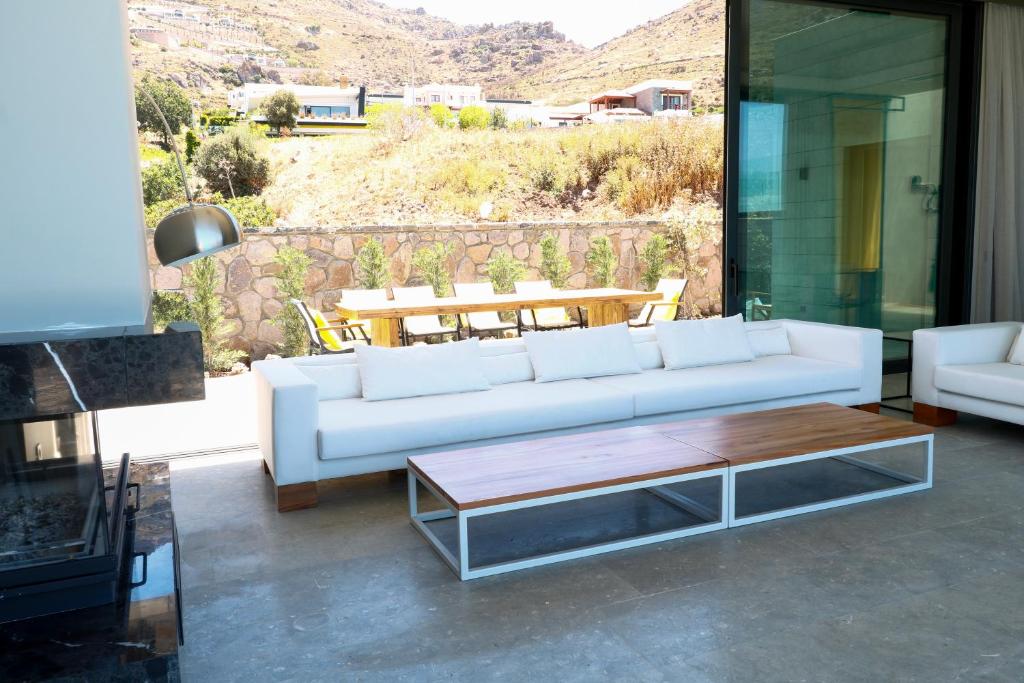 A seating area at Vistaport A - Luxury Villa