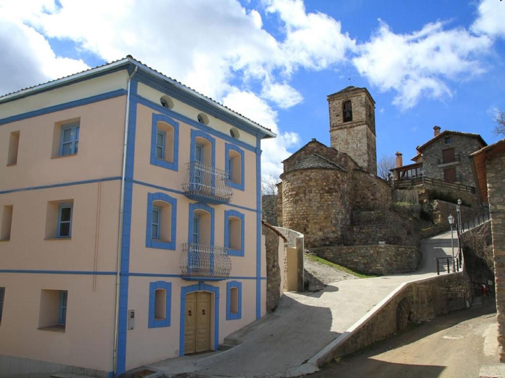 un edificio azul y blanco con una torre de reloj en Ca de Costa, en El Pont de Suert