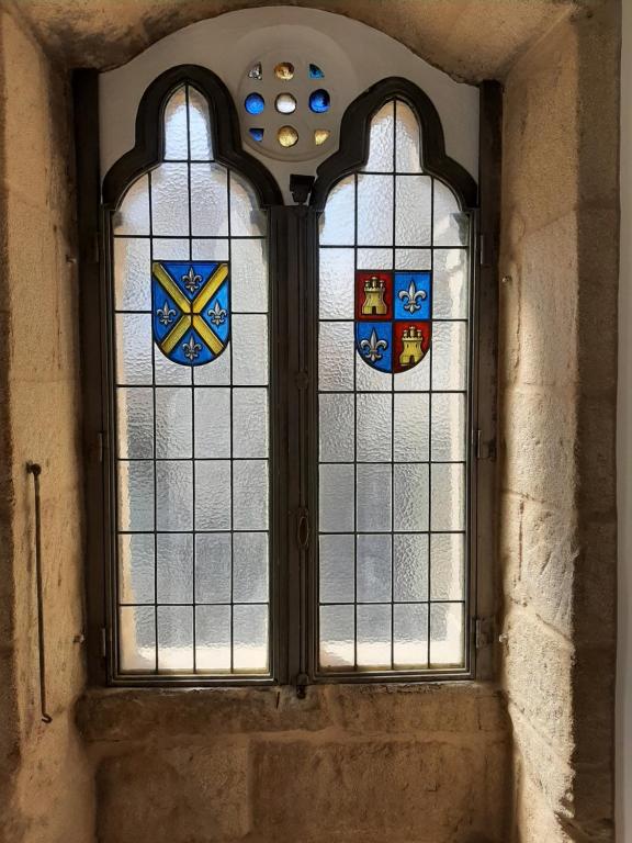 a window with stained glass in a building at Pensión A Xanela in Pontevedra